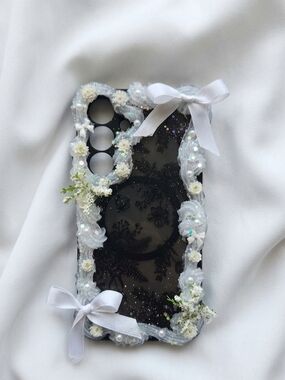 White Floral Bow s25+ Case